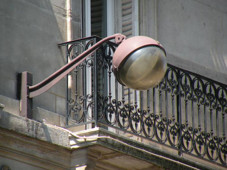  lampadaire ancien sur façade d'immeuble